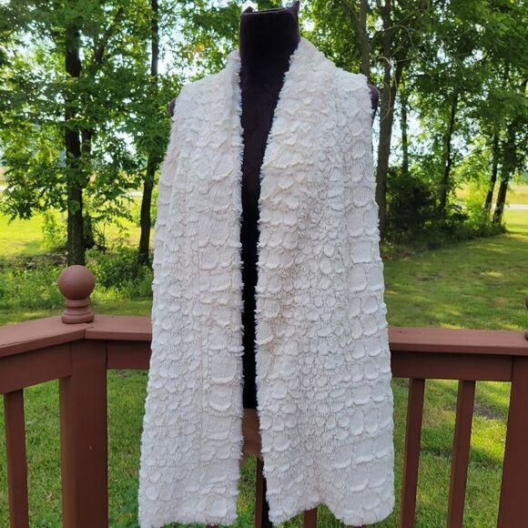 White Textured Faux Fur Vest Women’s M Cozy Layering Fall Winter Boutique - Picture 2 of 14